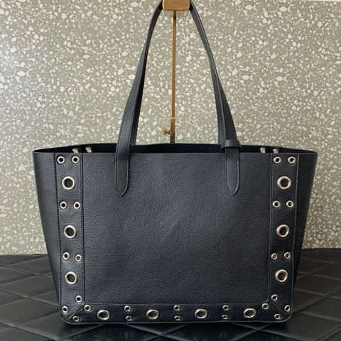 Túi xách nữ VALENTINOO*  — dòng NELLCOTE Rockstud Tote