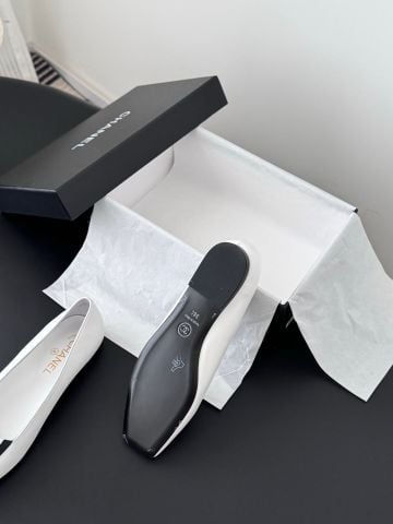 GIÀY NỮ BỆT CHAN* MŨI VUÔNG LOGO THÊU NỔI DA CỪU ÊM CHÂN