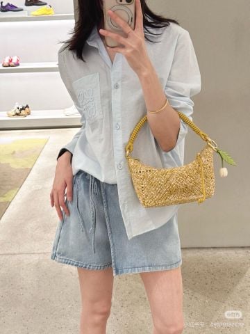 ÁO SƠ MI NỮ LW CỔ BẺ DÁNG LOOSE FIT TÚI NGỰC THÊU ANAGRAM TRẺ TRUNG THANH LỊCH