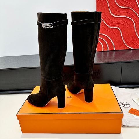 BOOT NỮ H M KELLY BUCKLE DÁNG CAO CỔ ĐIỂN – GÓT THÔ 9CM TÔN DÁNG SANG