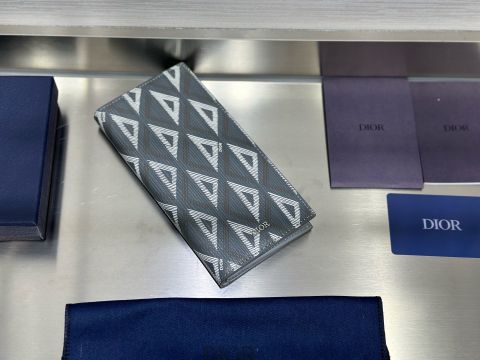 Ví nam D*r dáng dài bifold – thiết kế cứng cáp