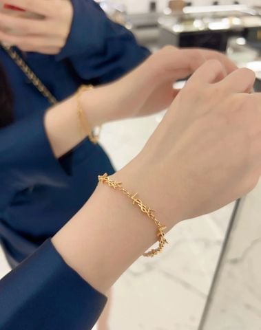 VÒNG TAY NỮ Y S L CASSANDRE CHARM BRACELET – CHẤT LIỆU BRASS, DÂY XÍCH MẢNH ĐÍNH LOGO NỔI BẬT