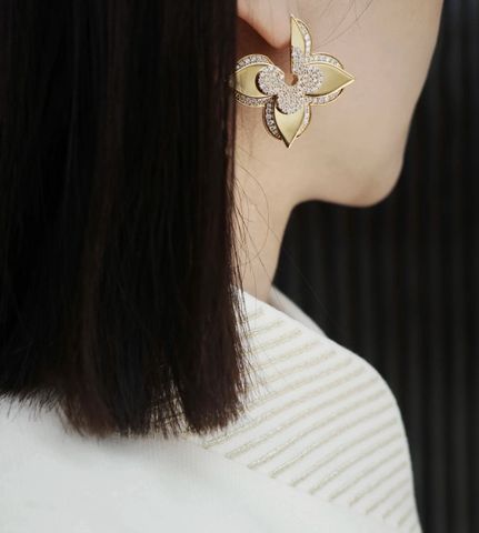 BÔNG TAI NỮ L V MONOGRAM FLOWER PAVÉ – PHOM HOA 4 CÁNH NỔI KHỐI, VIỀN ĐÍNH ĐÁ SÁNG LẤP LÁNH