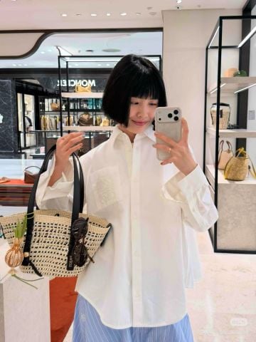 ÁO SƠ MI NỮ LOE* ANAGRAM EMBROIDERED POCKET SHIRT PHOM RELAXED CỔ BẺ THANH LỊCH