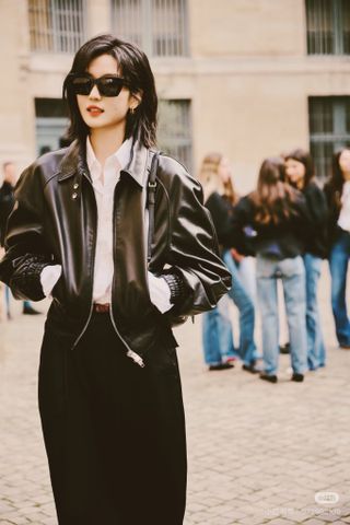 ÁO KHOÁC DA NỮ C E L JACKET IN LAMBSKIN – CLASSIC FIT, CỔ SƠ MI CÓ ĐAI CÀI, 100% DA CỪU NON
