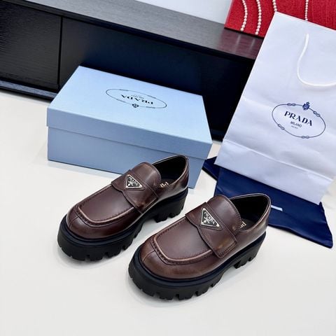 GIÀY LOAFER NỮ PRD LOGO TAM GIÁC SIGNATURE – PHOM RETRO SANG GỌN, ĐẾ DÀY CÁ TÍNH