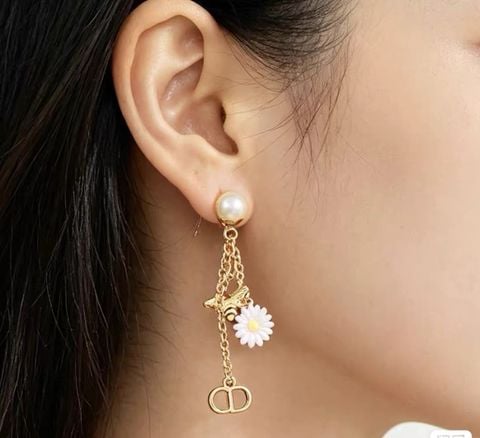 BÔNG TAI NỮ D R TRIBALES PEARL BEE FLOWER CHAIN – THIẾT KẾ NGỌC TRAI KÉP, ONG CHARM & CD SIGNATURE ẤN TƯỢNG