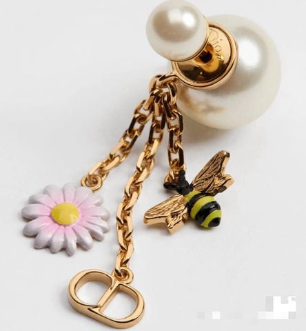 BÔNG TAI NỮ D R TRIBALES PEARL BEE FLOWER CHAIN – THIẾT KẾ NGỌC TRAI KÉP, ONG CHARM & CD SIGNATURE ẤN TƯỢNG