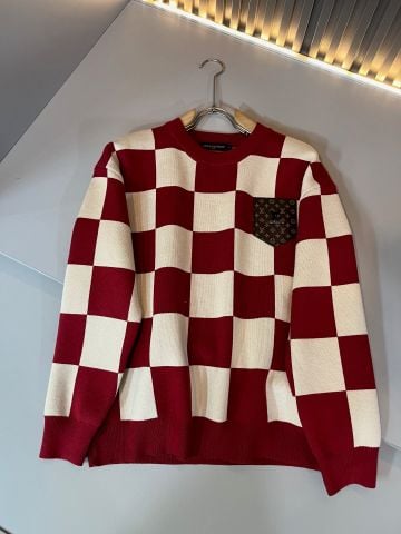 ÁO LEN UNISEX L V HỌA TIẾT DAMIER BẢN TO ĐỎ ĐẬM PHỐI KEM – HIỆU ỨNG THỊ GIÁC SIÊU NỔI