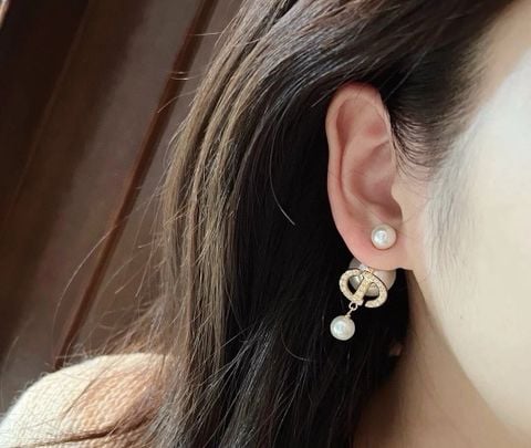 BÔNG TAI NỮ D R TRIBALES PEARL CD SIGNATURE – PHOM NGỌC TRAI TRƯỚC SAU, LOGO ĐÍNH PHA LÊ SANG TRỌNG