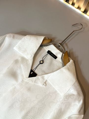 SET ĐỒ NGỦ NAM VRS – LỤA JACQUARD HỌA TIẾT BAROQUE & MEDUSA SANG TRỌNG