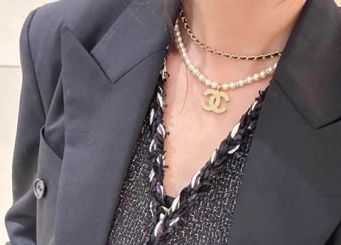 DÂY CHUYỀN NỮ C H N L DOUBLE LAYER PEARL CHAIN – THIẾT KẾ HAI TẦNG NGỌC TRAI PHỐI XÍCH DA, MẶT DOUBLE C ĐÍNH ĐÁ SANG TRỌNG