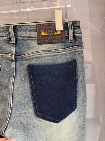 QUẦN JEANS NAM DÁNG SLIM STRAIGHT – WASH ĐẸP TÔN FORM, TÚI SAU PHỐI MẢNG SIGNATURE
