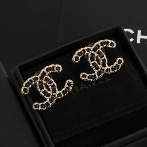 BÔNG TAI NỮ C H LOGO ĐÔI CHAIN ĐAN DA NỔI KHỐI – DÁNG STUD THỜI TRANG, LÊN TAI SANG VÀ RẤT CÓ ĐIỂM NHẤN