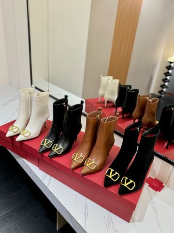 BOOT NỮ VLTN LOGO V KIM LOẠI – DA BÒ NHẬP, GÓT 8CM