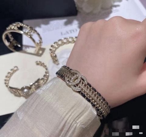 VÒNG TAY NỮ C N BẢN CUFF PHỐI DA CỪU – CHI TIẾT CHAIN ĐAN TINH XẢO