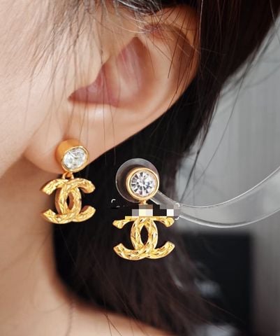 BÔNG TAI NỮ C H LOGO DOUBLE C ĐÍNH ĐÁ BẮT SÁNG – PHOM TREO NHỎ GỌN, SANG MẮT
