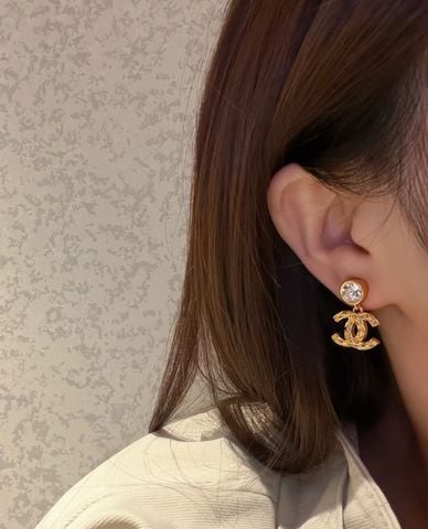 BÔNG TAI NỮ C H LOGO DOUBLE C ĐÍNH ĐÁ BẮT SÁNG – PHOM TREO NHỎ GỌN, SANG MẮT