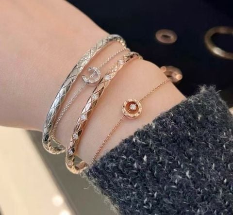 VÒNG TAY NỮ C H COCO CRUSH HOẠ TIẾT QUILTED ĐÍNH ĐÁ