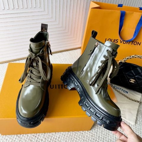 BOOT NỮ L V DA BÓNG CHAIN-DETAIL SẮC SẢO – ĐẾ DÀY VÂN NỔI SIGNATURE