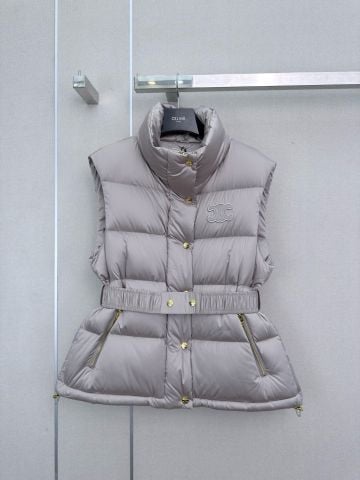 ÁO GILE PHAO NỮ C L TRIOMPHE PATCH-EMBROIDERED BELTED DOWN VEST – CỔ ĐỨNG, ĐAI EO CO GIÃN, 90% LÔNG NGỖNG TRẮNG