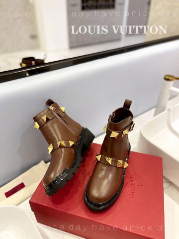 BOOT NỮ VT* ĐINH TÁN VÀNG – GÓT 5CM, ĐẾ LUG VỮNG CHẮC