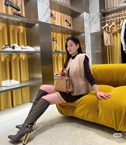 BOOT NỮ FD FF MONOGRAM MŨI NHỌN GÓT KIM LOẠI 10CM – DÁNG THON DÀI TÔN CHÂN