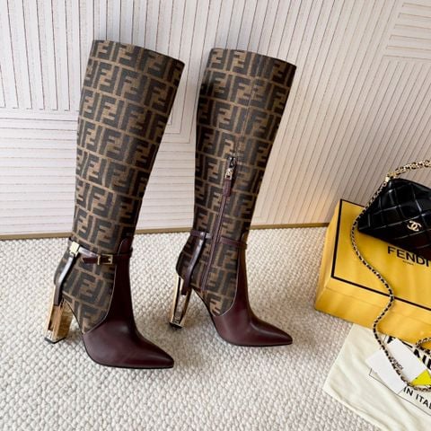 BOOT NỮ FD FF MONOGRAM MŨI NHỌN GÓT KIM LOẠI 10CM – DÁNG THON DÀI TÔN CHÂN