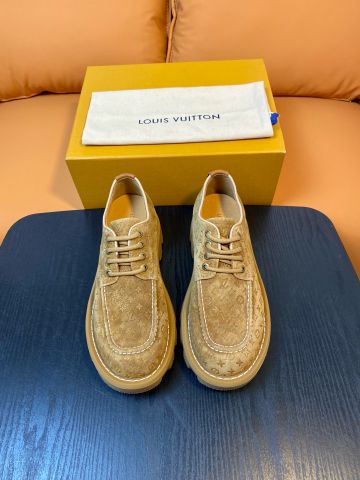 GIÀY NAM L*V* CHECKER LUG-SOLE SAHARA – DA NUBUCK VÂN DAMIER ICONIC
