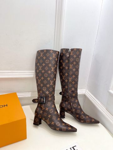 BOOT NỮ L*V  FUSEE  MONOGRAM – QUAI KHÓA VUÔNG, GÓT 5CM, KHÓA KÉO BÊN HÔNG