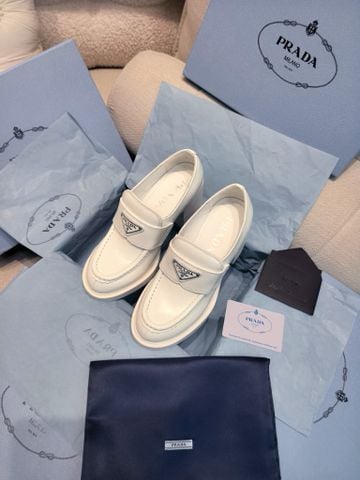 GIÀY CAO GÓT NỮ P R D LOAFER TAM GIÁC KIM LOẠI – GÓT THÔ 8CM, DA BÊ BÓNG SANG