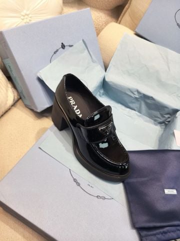 GIÀY CAO GÓT NỮ P R D LOAFER TAM GIÁC KIM LOẠI – GÓT THÔ 8CM, DA BÊ BÓNG SANG