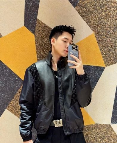 ÁO KHOÁC NAM L V PHỐI DA CỪU TẠO HÌNH MONOGRAM DẬP NỔI – DÁNG CỔ ĐỨNG SANG GỌN, NHÌN LÀ MUỐN DIỆN