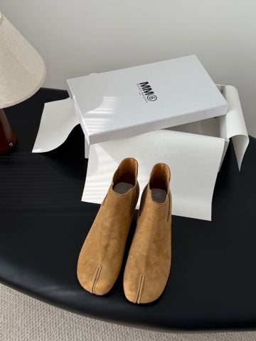 BOOT NỮ MMG TABI MŨI CHẺ BIỂU TƯỢNG, GÓT KITTEN THANH MẢNH, FORM ÔM CỔ CHÂN