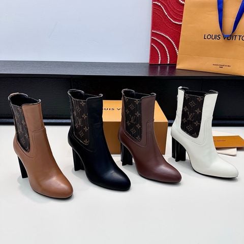 BOOT NỮ L V PHỐI MẢNG MONOGRAM SIGNATURE – GÓT 9.5CM TÔN DÁNG THANH LỊCH