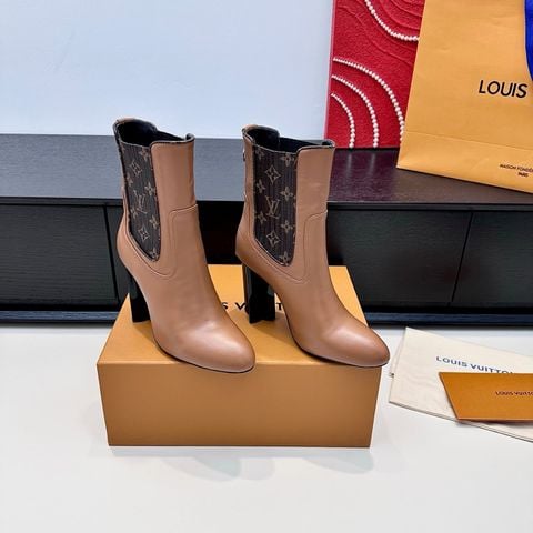 BOOT NỮ L V PHỐI MẢNG MONOGRAM SIGNATURE – GÓT 9.5CM TÔN DÁNG THANH LỊCH