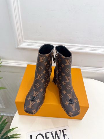 BOOT NỮ L*V  SWING V-CUT GÓT VUÔNG – MONOGRAM CAO CẤP