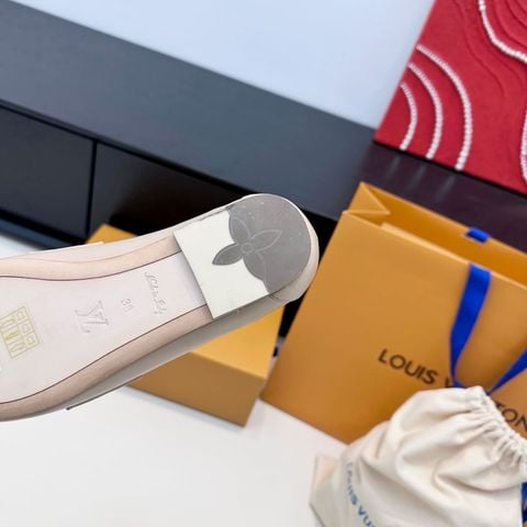 GIÀY LOAFER NỮ L V – KHÓA LOGO KIM LOẠI, FORM THON GỌN SANG TỐI GIẢN