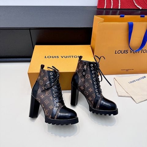 BOOT NỮ L V PHOM LACE-UP MONOGRAM – GÓT THÔ 9.5CM, ĐẾ RĂNG CƯA CÁ TÍNH