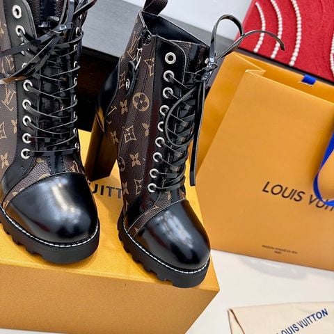 BOOT NỮ L V PHOM LACE-UP MONOGRAM – GÓT THÔ 9.5CM, ĐẾ RĂNG CƯA CÁ TÍNH