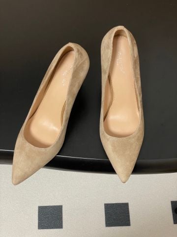 GIÀY NỮ CAO GÓT LV* GALA SUEDE MŨI NHỌN 8.5CM – BEIGE THANH LỊCH