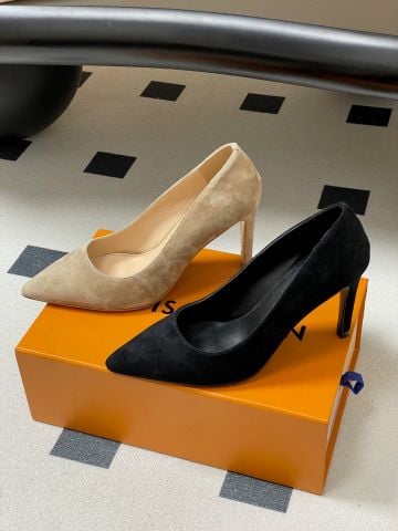 GIÀY NỮ CAO GÓT LV* GALA SUEDE MŨI NHỌN 8.5CM – BEIGE THANH LỊCH