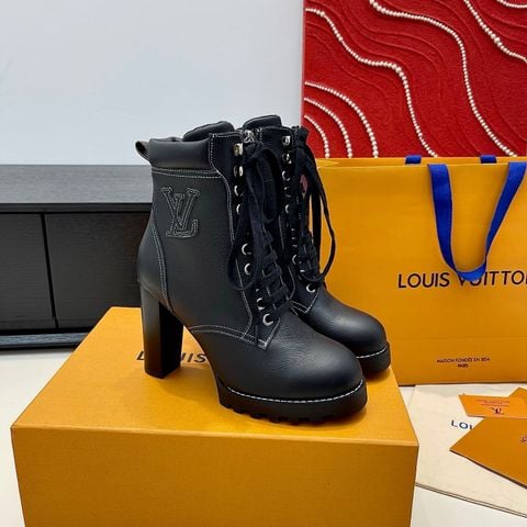 Nhân bản từ BOOT NỮ L V PHOM LACE-UP MONOGRAM – GÓT THÔ 9.5CM, ĐẾ RĂNG CƯA CÁ TÍNH