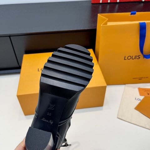 Nhân bản từ BOOT NỮ L V PHOM LACE-UP MONOGRAM – GÓT THÔ 9.5CM, ĐẾ RĂNG CƯA CÁ TÍNH