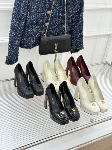 GIÀY CAO GÓT NỮ L*V GÓT VUÔNG LOGO KIM LOẠI 2 CHẤT DA BÓNG/LỲ