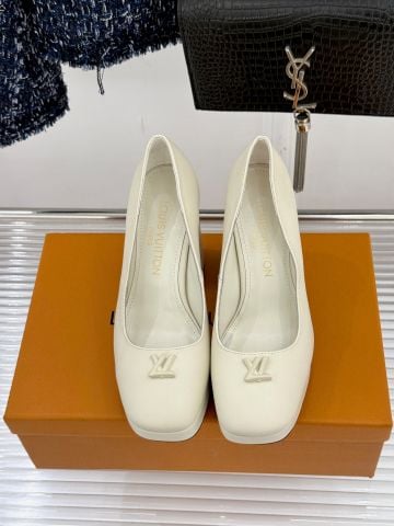 GIÀY CAO GÓT NỮ L*V GÓT VUÔNG LOGO KIM LOẠI 2 CHẤT DA BÓNG/LỲ