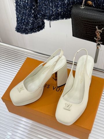 GIÀY L*V CAO GÓT HỞ GÓT, GÓT TRỤ LOGO KIM LOẠI DA BÓNG/DA LÌ