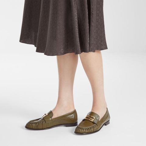 GIÀY LOAFER NỮ FEND KHÓA FF BAGUETTE MŨI TRÒN XẾP NHÚN