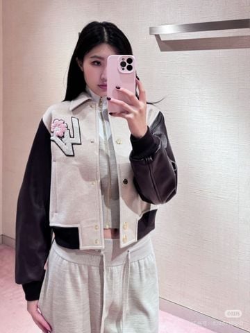 ÁO KHOÁC NỮ L V DÁNG SHORT VARSITY PATCH CHỮ & HOA NỔI – LÊN FORM SANG XỊN
