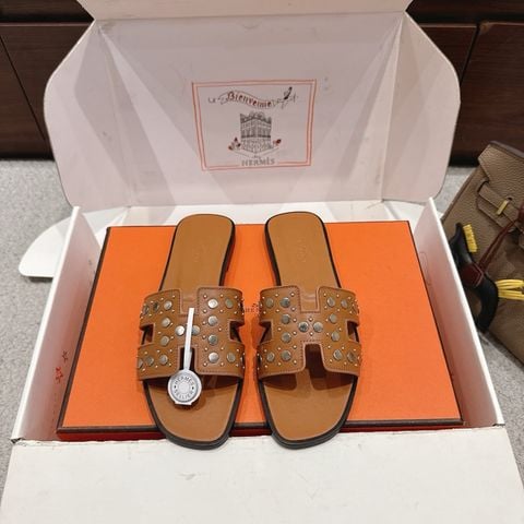 DÉP NỮ HM ORAN STUDDED H-CUT SLIDE DA BÊ PHỐI ĐINH TÁN KIM LOẠI ĐỘC BẢN
